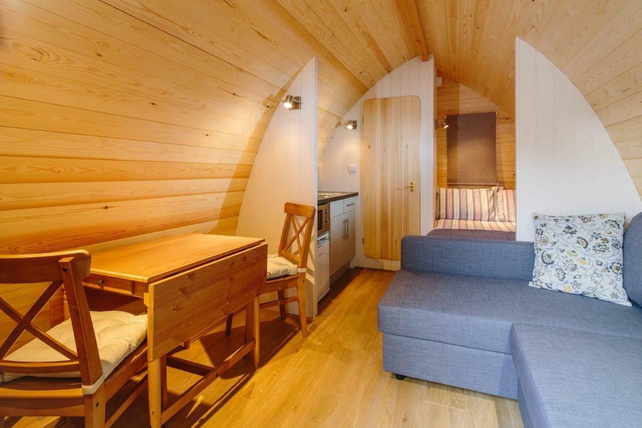 Lupin Glamping Pod Hotel เชลเทนแฮม ภายนอก รูปภาพ