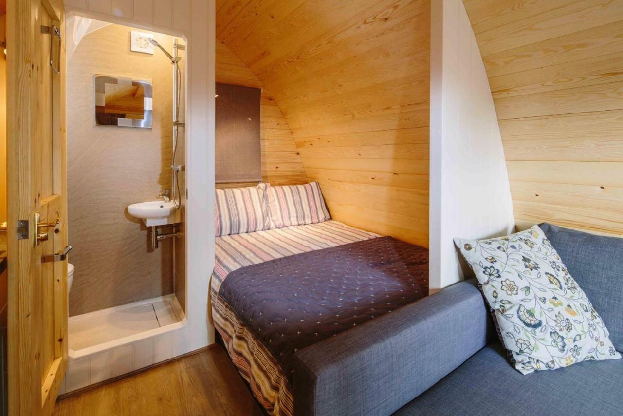 Lupin Glamping Pod Hotel เชลเทนแฮม ภายนอก รูปภาพ
