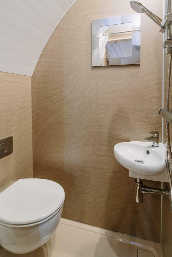 Lupin Glamping Pod Hotel เชลเทนแฮม ภายนอก รูปภาพ